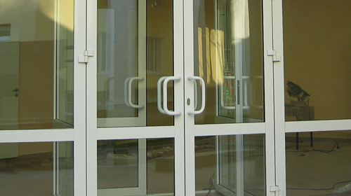 Алюминиевые стеклянные двери